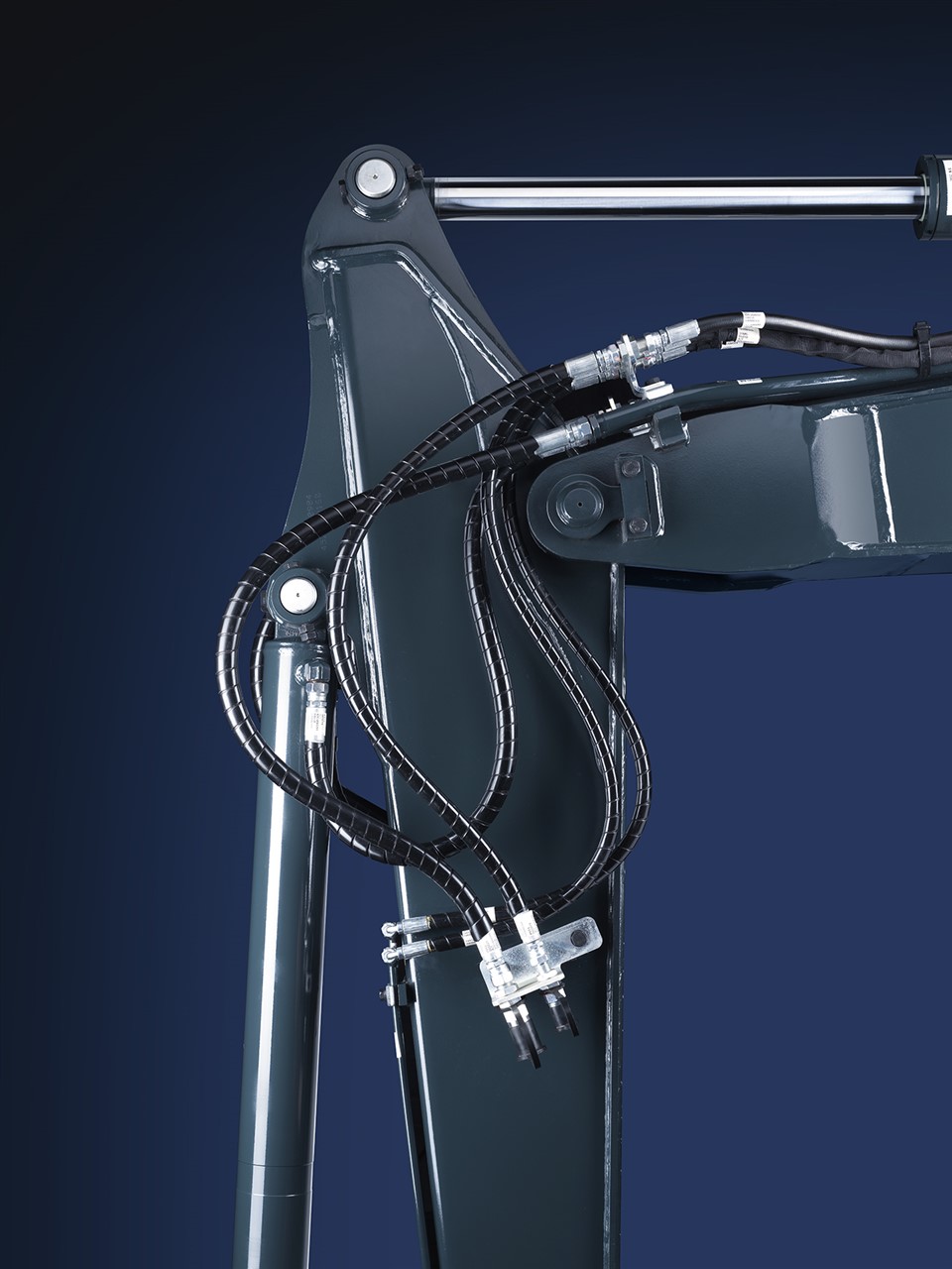 De nieuwe HX65A is de meest compacte en manoeuvreerbare rupsgraafmachine uit onze A-serie, maar biedt desondanks hoge prestaties en een uitstekende brandstofzuinigheid. Zodoende is hij ideaal voor werkzaamheden in krappe bouwlocaties in steden waar een laag geluidsniveau en lage emissies eveneens belangrijk zijn.